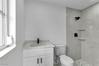 1324 SE 22nd Terrace in Cape Coral, FL - Foto de edificio - Building Photo