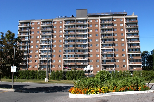 Carling Park in Ottawa, ON - Building Photo