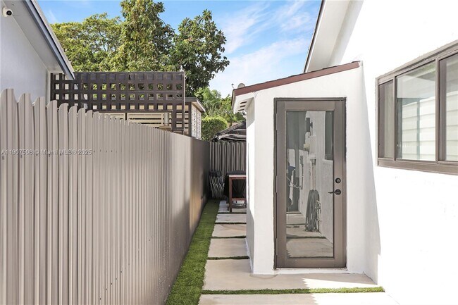 11020 SW 140th Ave in Miami, FL - Building Photo - Building Photo