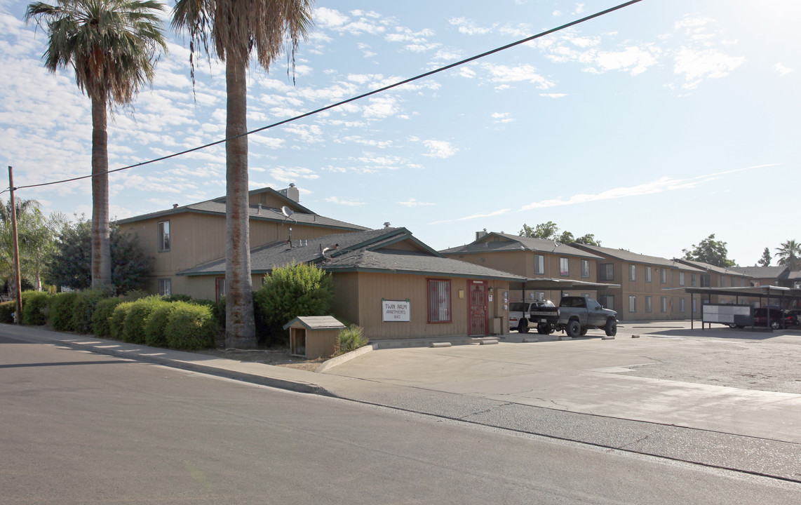 Twin Palms in Dinuba, CA - Building Photo