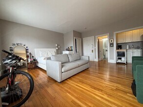 82 Charles St, Unit 4R in Boston, MA - Building Photo - Building Photo