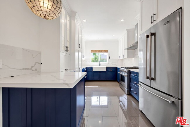 552 N Madison Ave in Los Angeles, CA - Building Photo - Building Photo