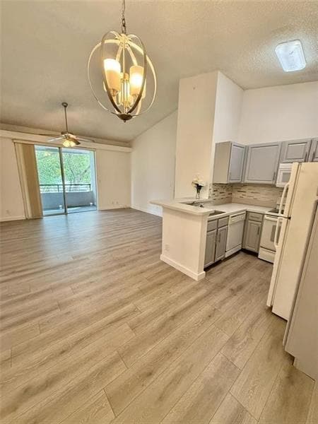 741 Lyons Rd in Coconut Creek, FL - Foto de edificio - Building Photo
