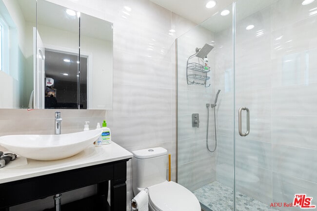 18251 Sugarman St in Tarzana, CA - Building Photo - Building Photo