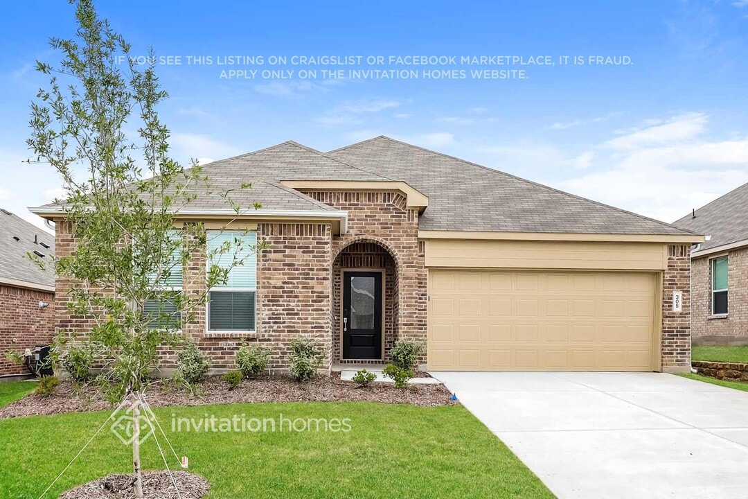 305 Sedalia Trl in Justin, TX - Building Photo