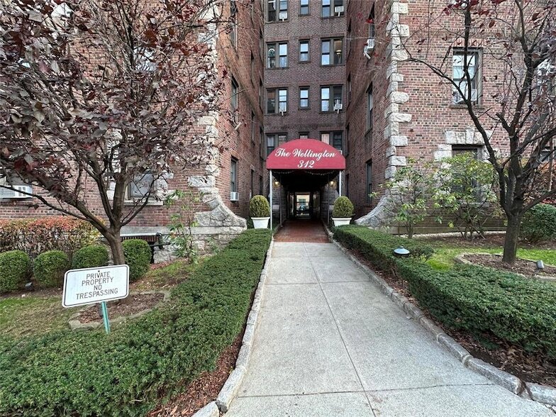 312 Main St, Unit 015 in White Plains, NY - Building Photo