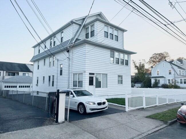 67 Tremont Ave, Unit 1 in Bridgeport, CT - Building Photo - Building Photo