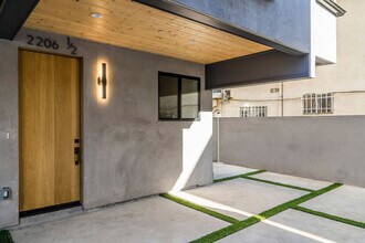 2204 Carmona Ave in Los Angeles, CA - Building Photo - Building Photo