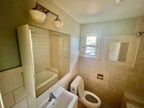 5702 SE Belmont St, Unit Charming and spacious in Portland, OR - Building Photo - Building Photo