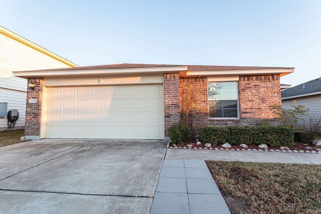 13316 High Sierra St in Manor, TX - Building Photo