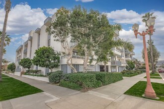 Riviera Vista Apartments in Redondo Beach, CA - Foto de edificio - Building Photo