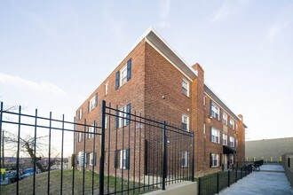 945 Division Ave NE in Washington, DC - Foto de edificio - Building Photo