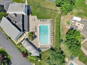 135 Turtle Bay Dr in Branford, CT - Building Photo - Building Photo