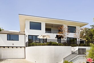 4301 Cromwell Ave in Los Angeles, CA - Foto de edificio - Building Photo