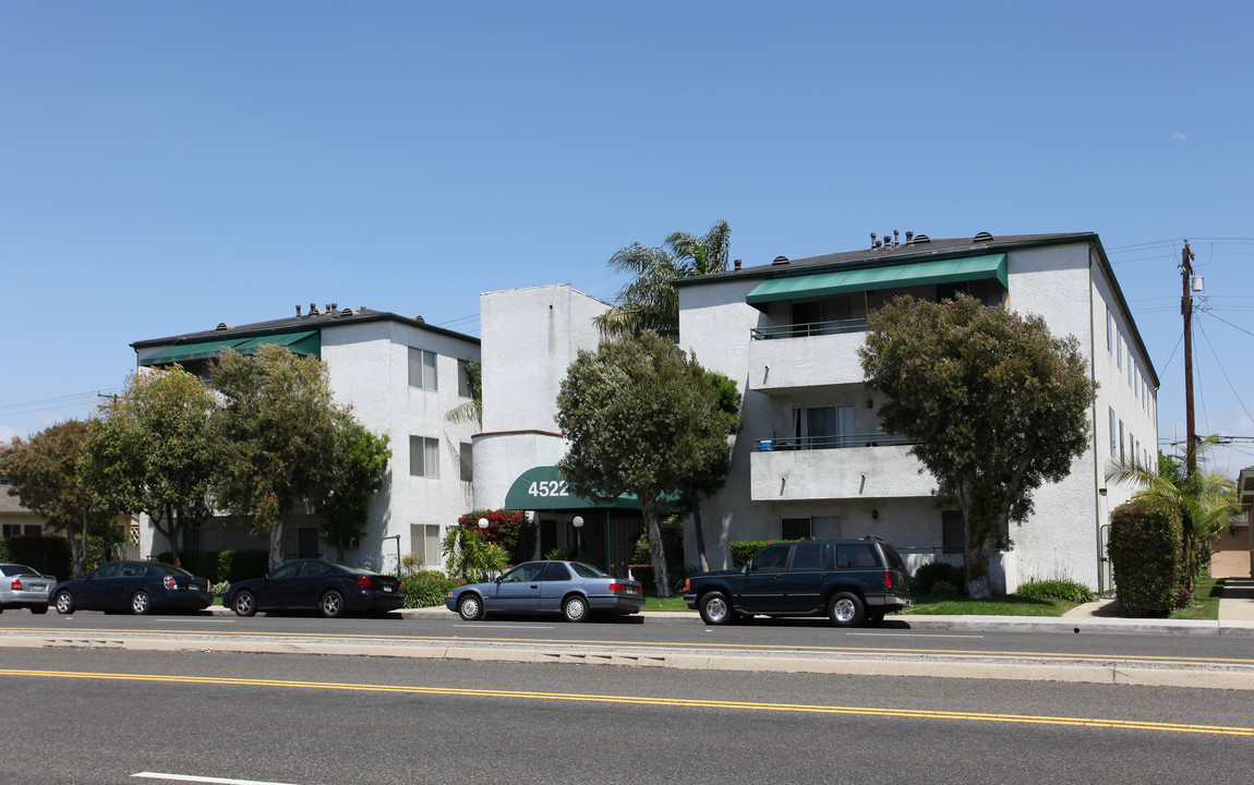 4522 N Lakewood Blvd in Lakewood, CA - Foto de edificio