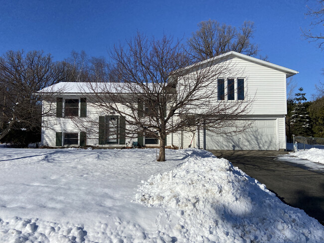 1101 10th St SE, Unit Main House in St. Cloud, MN - Foto de edificio - Building Photo