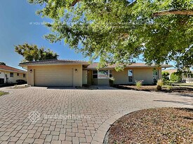 122 Van Dyck Dr in Nokomis, FL - Building Photo
