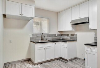 14233 Sylvan St in Los Angeles, CA - Foto de edificio - Building Photo