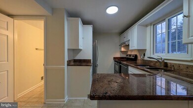 11181 Captain's Walk Ct in North Potomac, MD - Building Photo - Building Photo