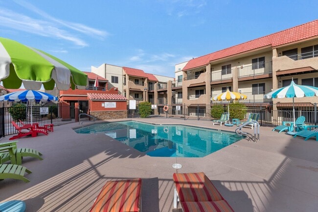Urban Walk Apartments in Phoenix, AZ - Foto de edificio - Building Photo