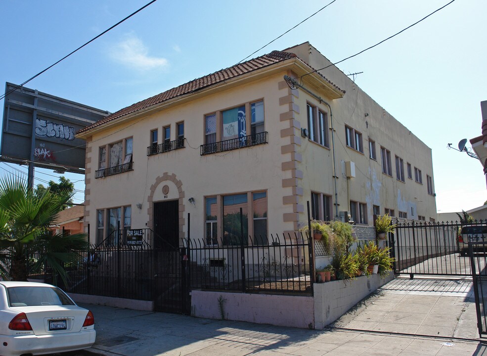 911 N Virgil Ave in Los Angeles, CA - Building Photo