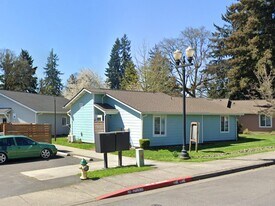 33878 E Columbia Ave in Scappoose, OR - Building Photo
