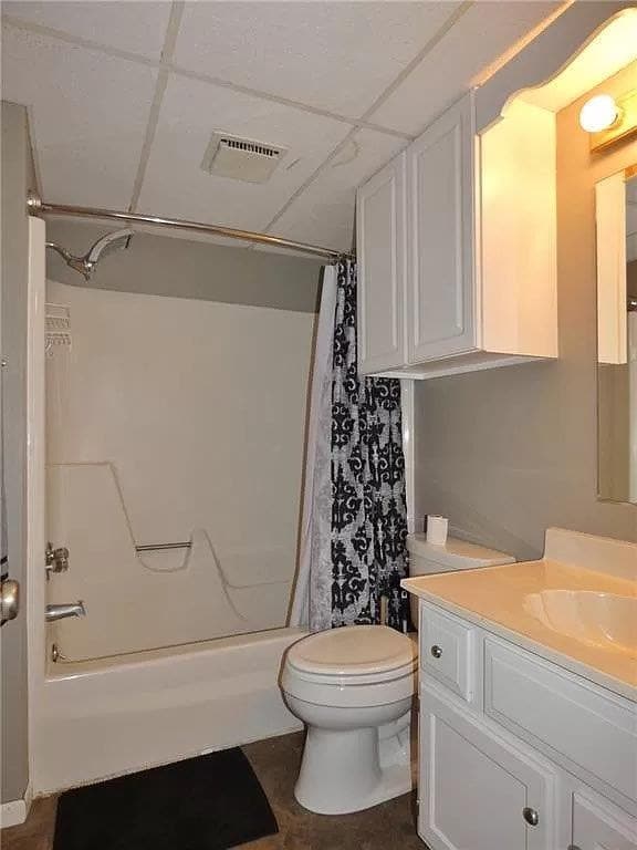 77 Brook Cir, Unit 2 in Pella, IA - Foto de edificio - Building Photo