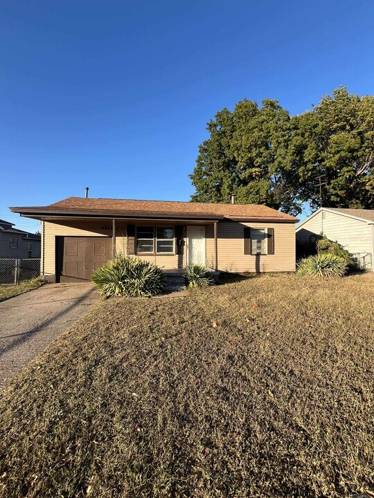 701 E Holman Ct in Midwest City, OK - Building Photo