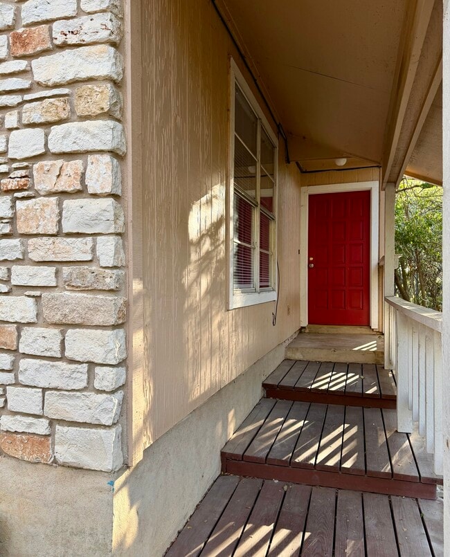 1107 Girard St in San Marcos, TX - Building Photo - Building Photo