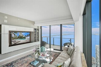 460 NE 28th St in Miami, FL - Foto de edificio - Building Photo