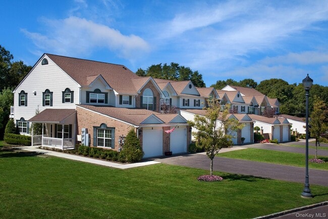 47 Pineview Ln in Coram, NY - Building Photo - Building Photo