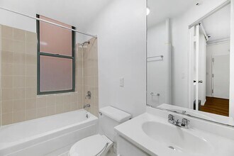 239 W 63rd St in New York, NY - Foto de edificio - Building Photo