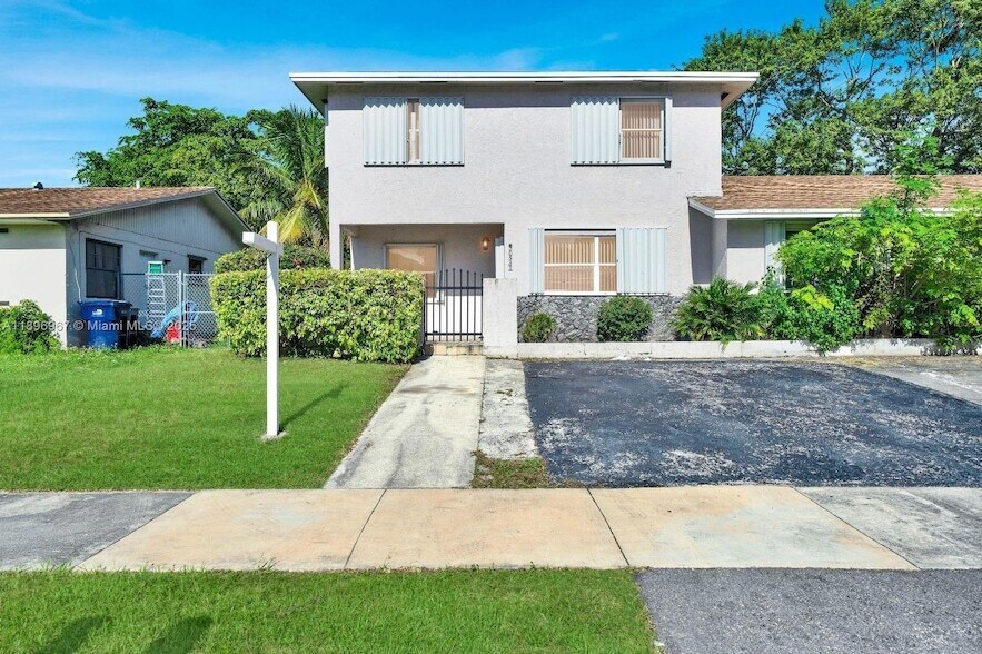 20537 SW 92nd Ct in Cutler Bay, FL - Building Photo