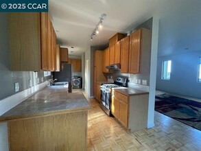 221 Clarence St in Richmond, CA - Building Photo - Building Photo
