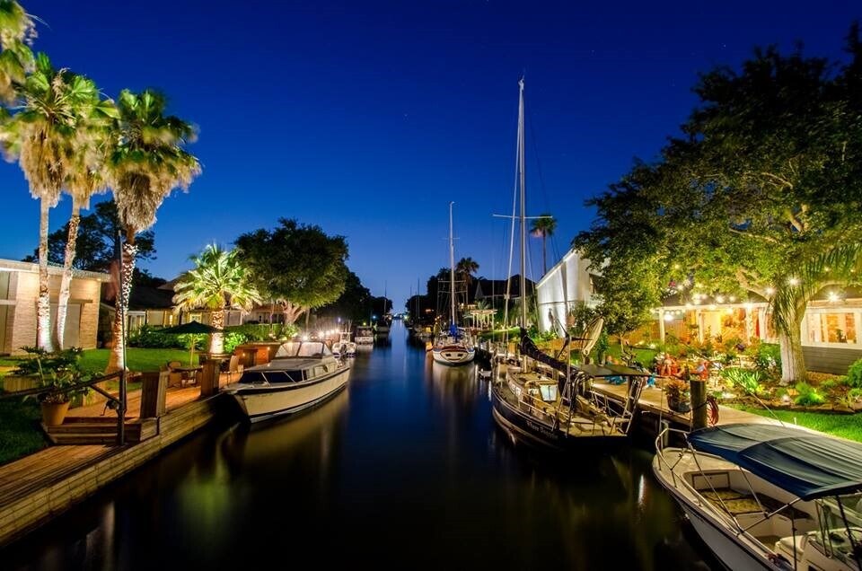 16 Harbor Ln in Kemah, TX - Building Photo