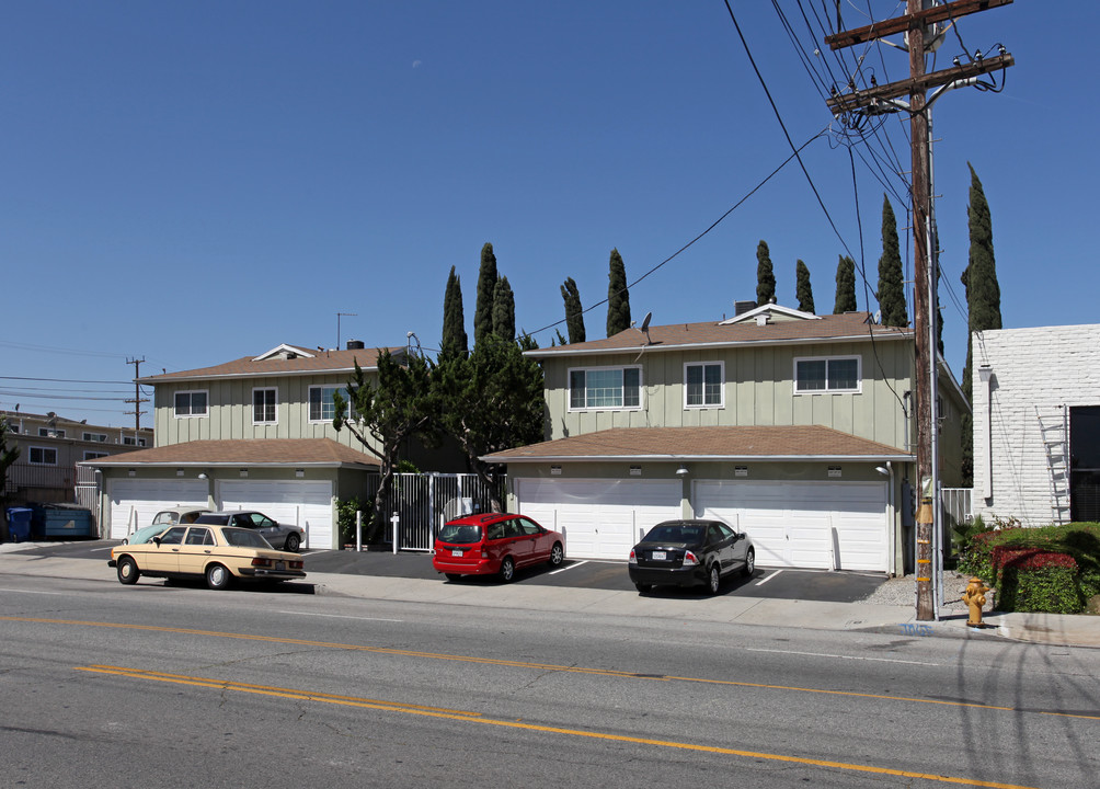 6823-6827 Hayvenhurst Ave in Van Nuys, CA - Building Photo