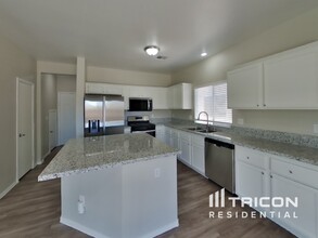 1025 E Oceanwood Ave in North Las Vegas, NV - Building Photo - Building Photo