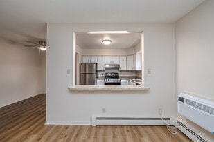 Brentwood Village Apartments in Liverpool, NY - Building Photo