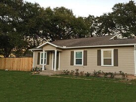 AUG 2026 MOVE IN! UPDATED 2/2 HOUSE IN BRYAN in Bryan, TX - Building Photo