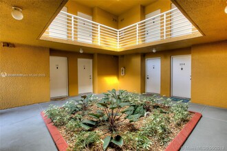 9711 Fontainebleau Blvd in Miami, FL - Building Photo - Building Photo