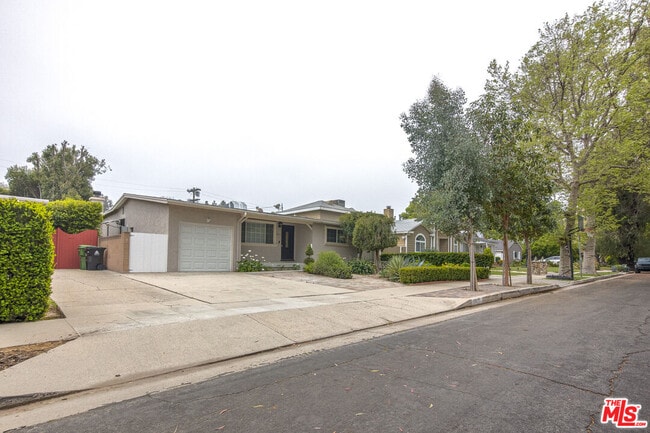 22022 Lopez St in Los Angeles, CA - Building Photo - Building Photo