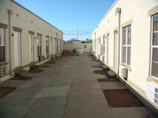 Capital Court Apartments in Phoenix, AZ - Building Photo