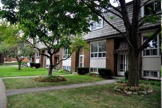 Georgian Court Townhomes in Burlington, ON - Building Photo - Building Photo