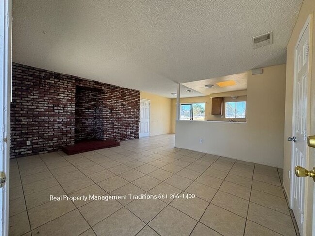 40325 Ronar St in Lake Los Angeles, CA - Building Photo - Building Photo