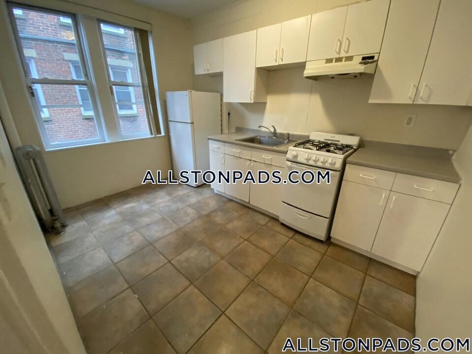 524 Cambridge St in Boston, MA - Building Photo