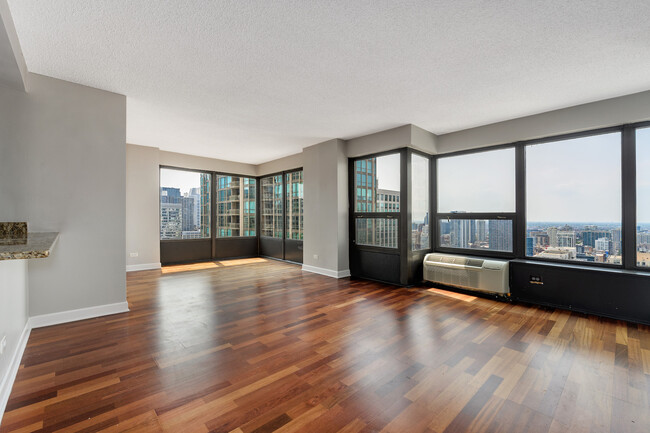 30 E Huron St in Chicago, IL - Building Photo - Building Photo
