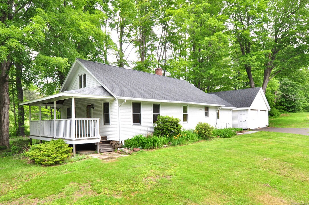 5 Case St in Canton, CT - Building Photo