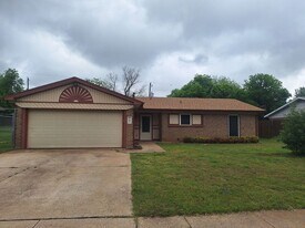 209 Hudson St in Crowley, TX - Building Photo