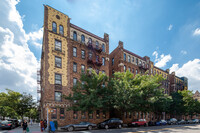 4706 46th St in Flushing, NY - Foto de edificio - Building Photo