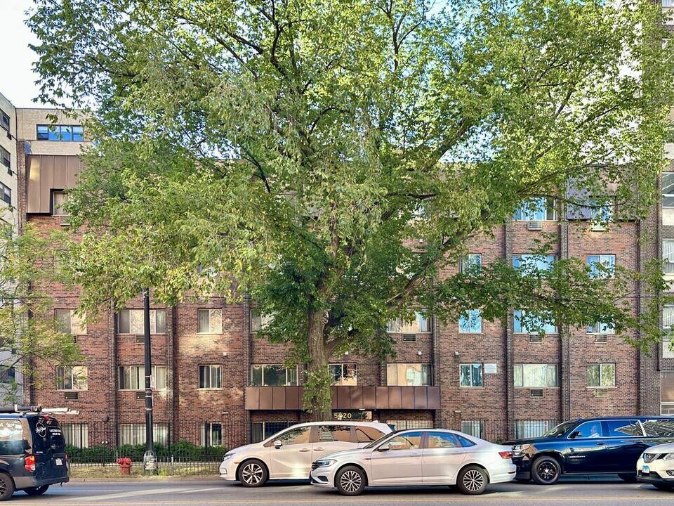 5820 N Sheridan Rd in Chicago, IL - Building Photo